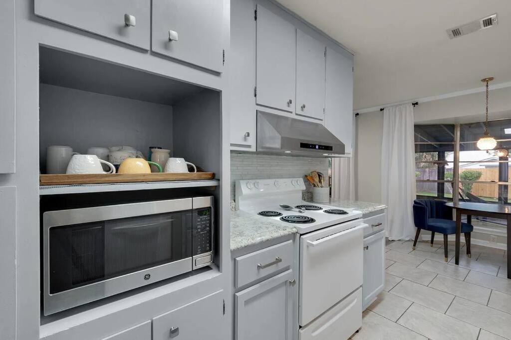Quiet Relaxing Home - Close To Downtown & Beach 4Br-2Bt 펜사콜라 외부 사진