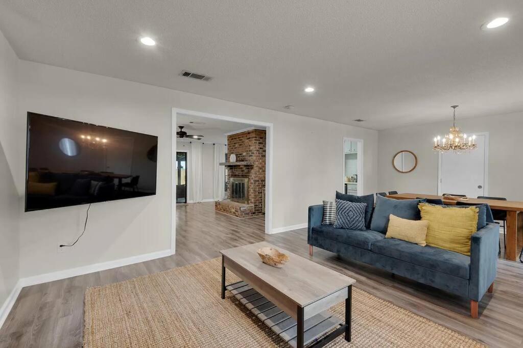 Quiet Relaxing Home - Close To Downtown & Beach 4Br-2Bt 펜사콜라 외부 사진